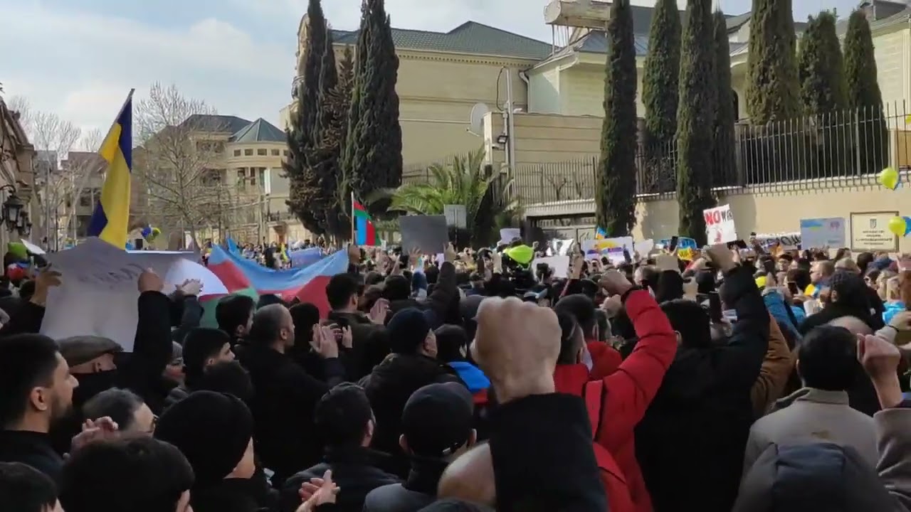 Bakıda insanlar küçəyə axışdı. Minlərlə insan Ukraynaya dəstək verdi